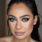 Model trasând o linie precisă pe pleoapă cu eyelinerul adeziv 2-în-1, baza pentru o aplicare rapidă a oricărui tip de gene bandă.