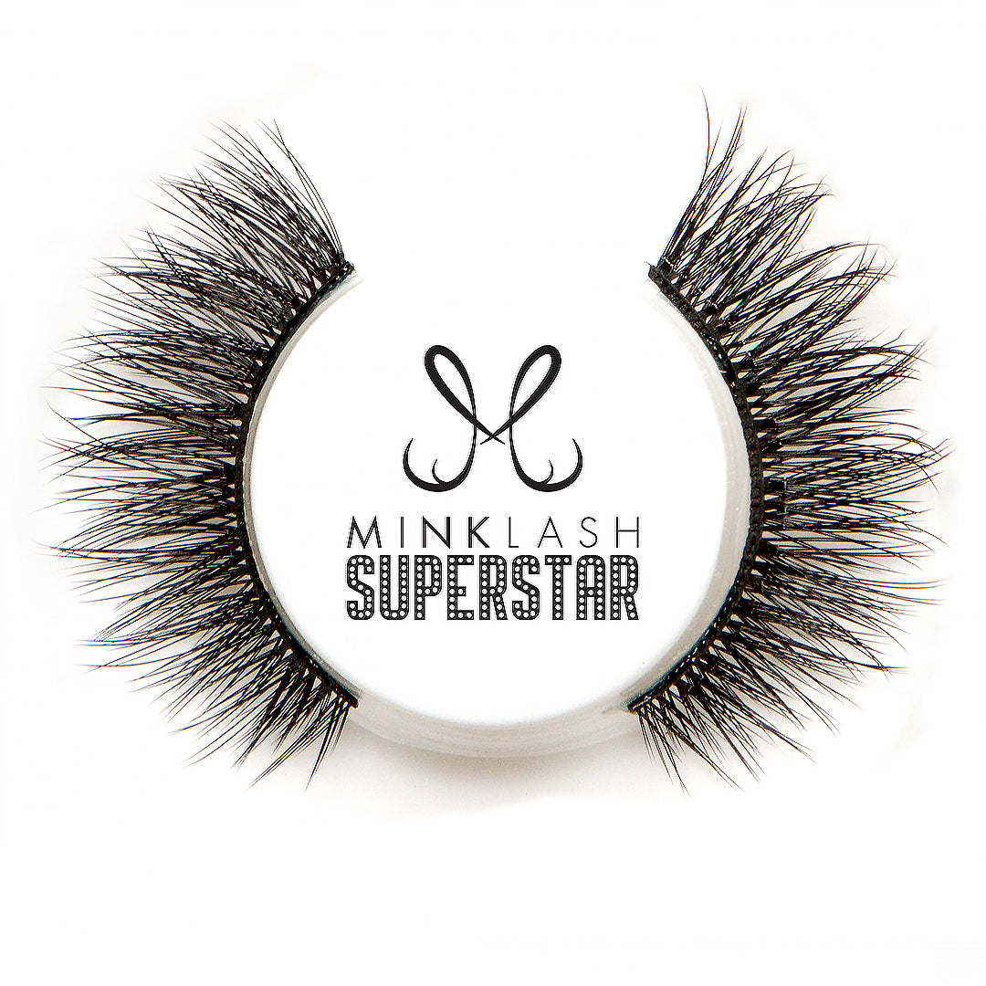 Prim-plan cu o pereche de gene "Showstopper" scoasă din cutie, arătând în detaliu construcția manuală, banda subțire și textura bogată, multidimensională, a fibrelor Faux Mink.