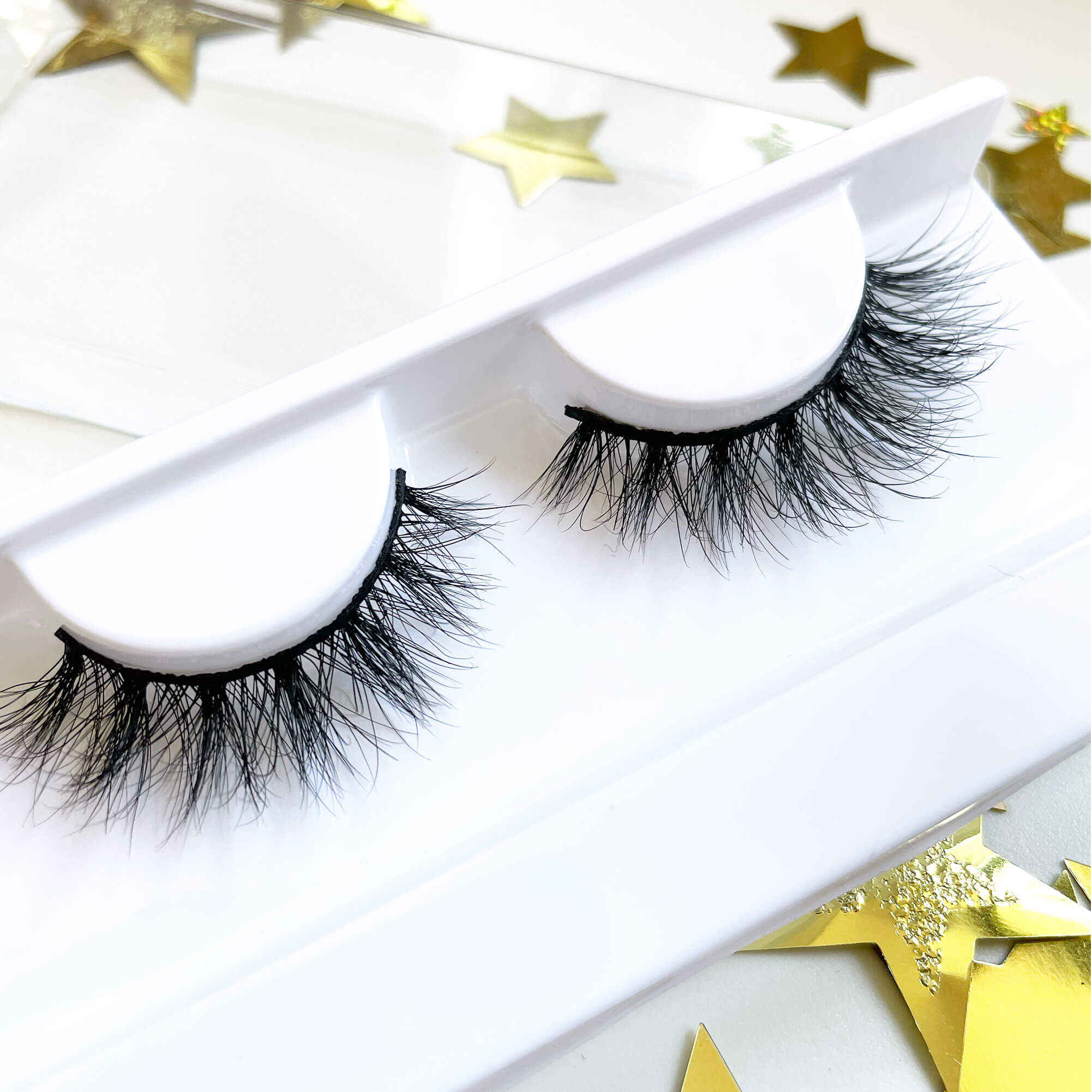 Prim-plan detaliat al genelor false 'Wedding Day', evidențiind designul 3D natural și firele delicate, Faux Mink, perfecte pentru un machiaj de mireasă rafinat.