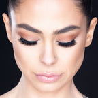Model cu ochii închiși pentru a arăta detaliul genelor "PARTY". Se observă banda subțire, curbura perfectă și densitatea firelor de mătase Faux Mink.