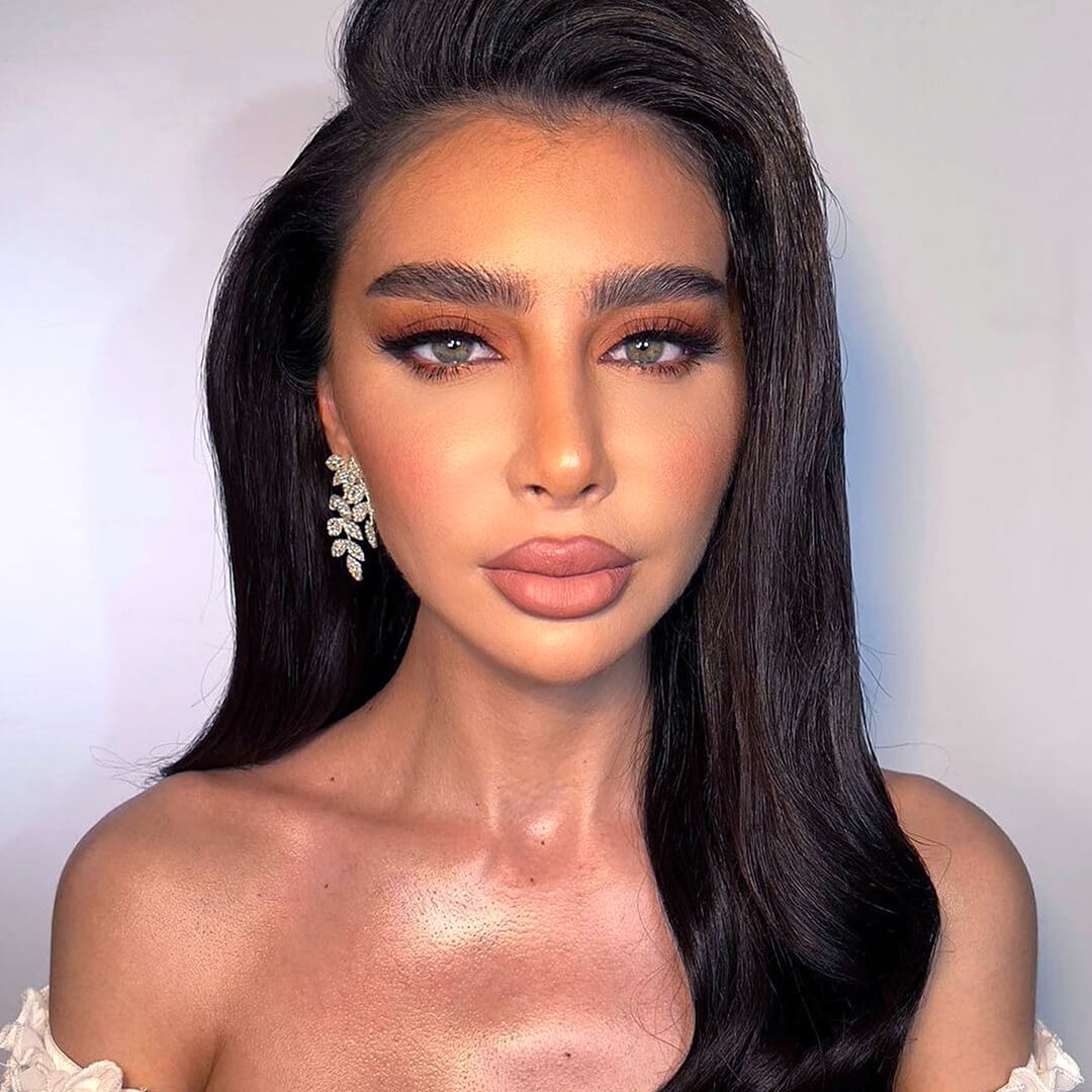 Prim-plan cu machiajul rafinat de mireasă al unui model, evidențiind efectul natural și elegant al genelor false 'Wedding Day' de la Mink Lash.
