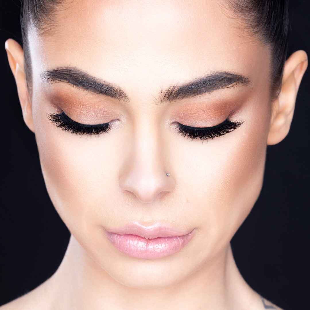Model cu o atitudine de superstar, purtând genele dramatice 'Showstopper' pentru a completa un look de gală, pregătit pentru covorul roșu.