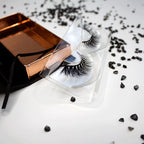 Prim-plan de excepție al genelor 'Cat Eyes' în ambalajul lor premium, evidențiind măiestria artizanală și forma iconică, alungită, ce creează o privire seducătoare.