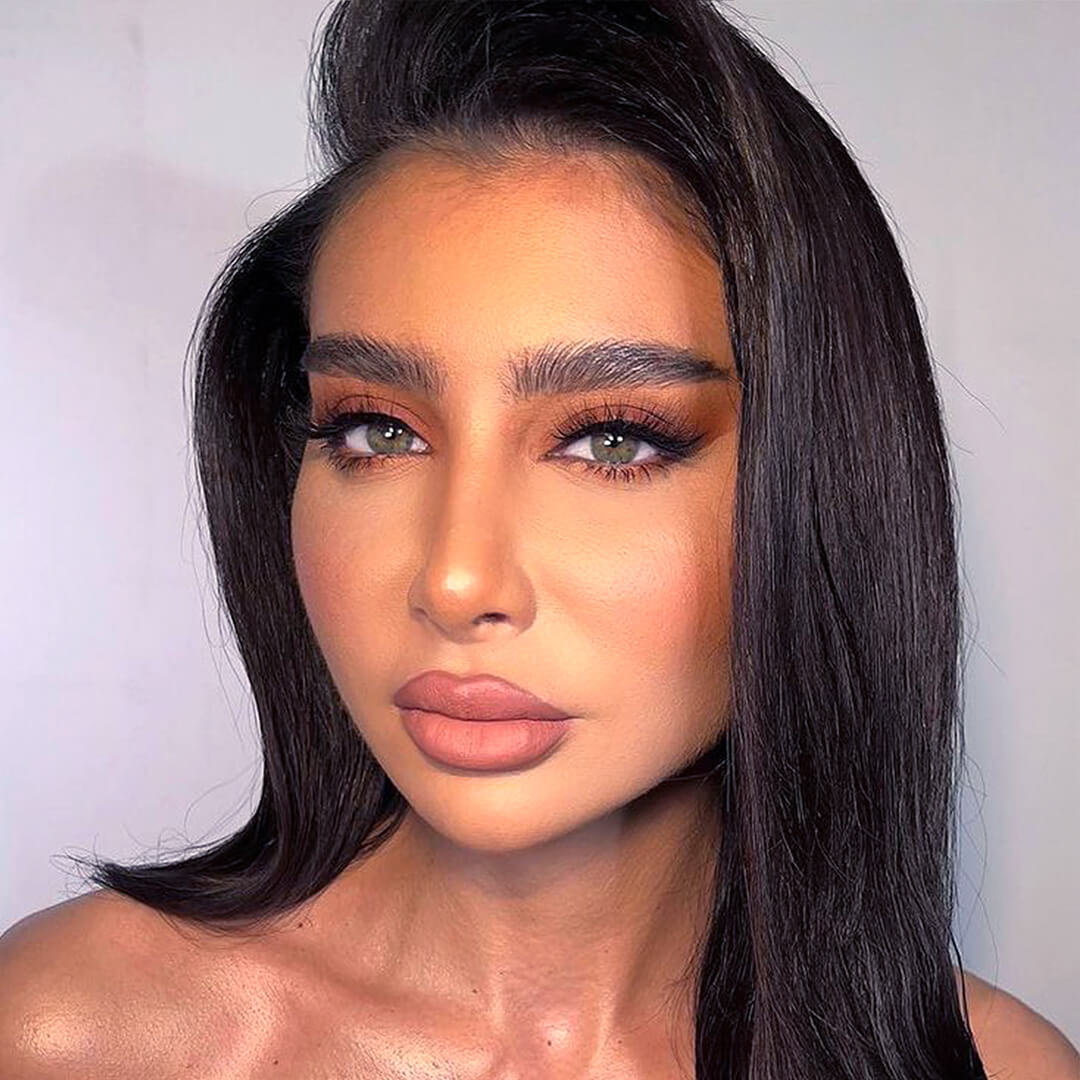O mireasă zâmbește radiant, look-ul său de nuntă fiind completat perfect de genele false naturale și confortabile 'Wedding Day' de la Mink Lash.