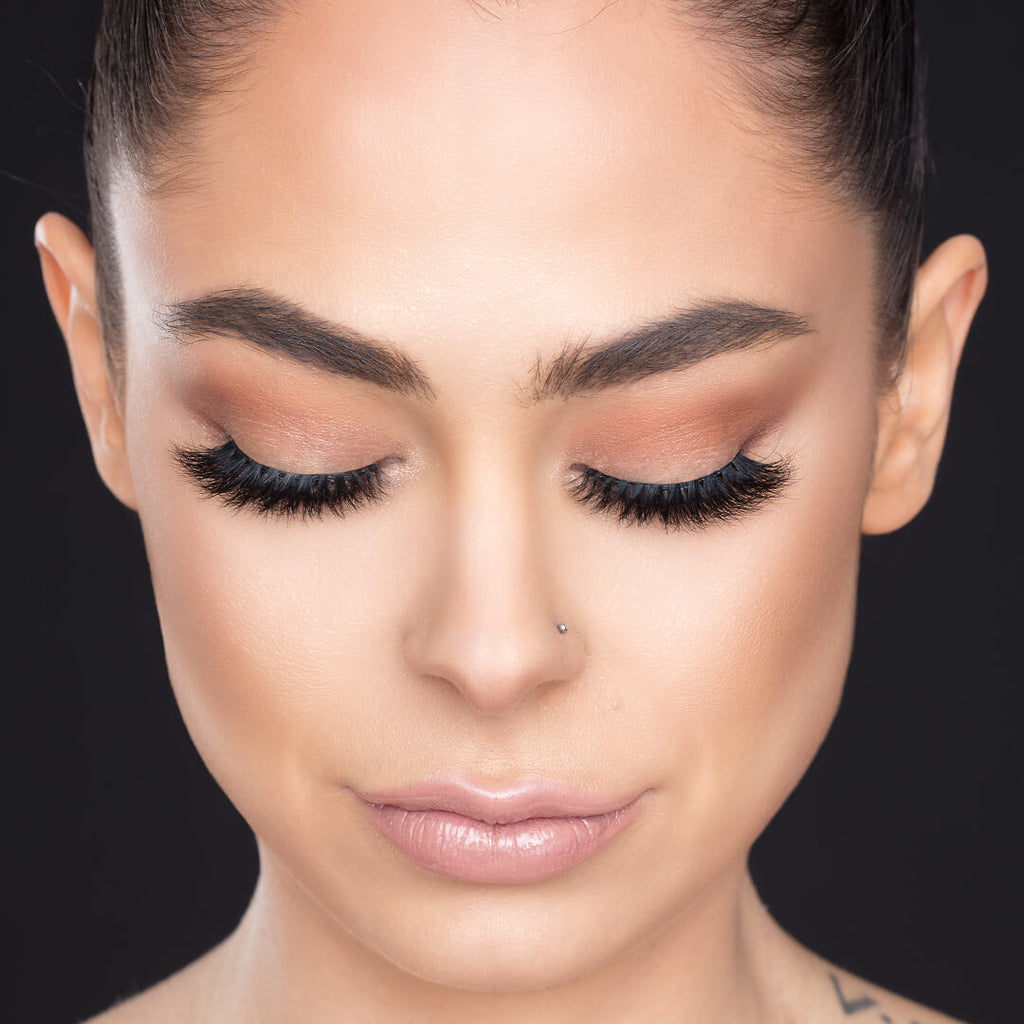 Machiaj de tip cat-eye perfect conturat, accentuat de forma alungită și seducătoare a genelor false 'Cat Eyes' de la Mink Lash.