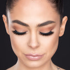 Machiaj de tip cat-eye perfect conturat, accentuat de forma alungită și seducătoare a genelor false 'Cat Eyes' de la Mink Lash.
