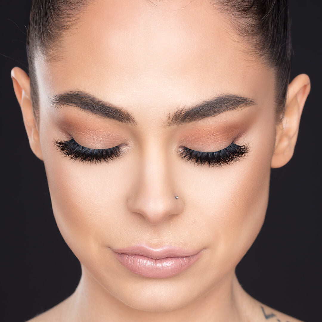 Machiaj de tip cat-eye perfect conturat, accentuat de forma alungită și seducătoare a genelor false 'Cat Eyes' de la Mink Lash.