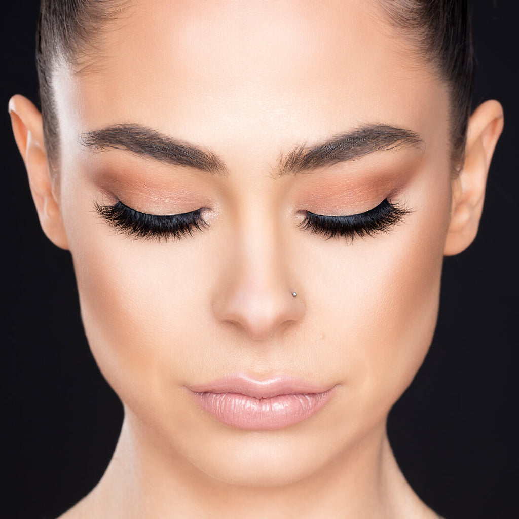 Model cu o prezență puternică, purtând genele false 'GODDESS' din Colecția Heritage pentru un look divin, de neuitat.