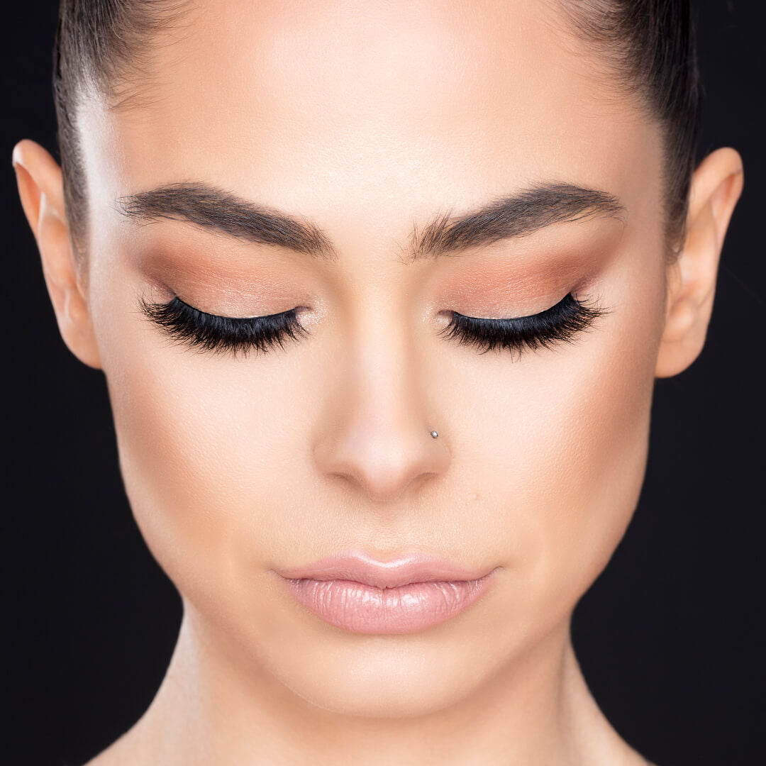 Model cu o prezență puternică, purtând genele false 'GODDESS' din Colecția Heritage pentru un look divin, de neuitat.