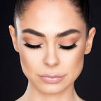 odel cu o atitudine încrezătoare, purtând genele false dramatice 'Rolling Stone' pentru un look de impact, perfect pentru evenimente speciale.