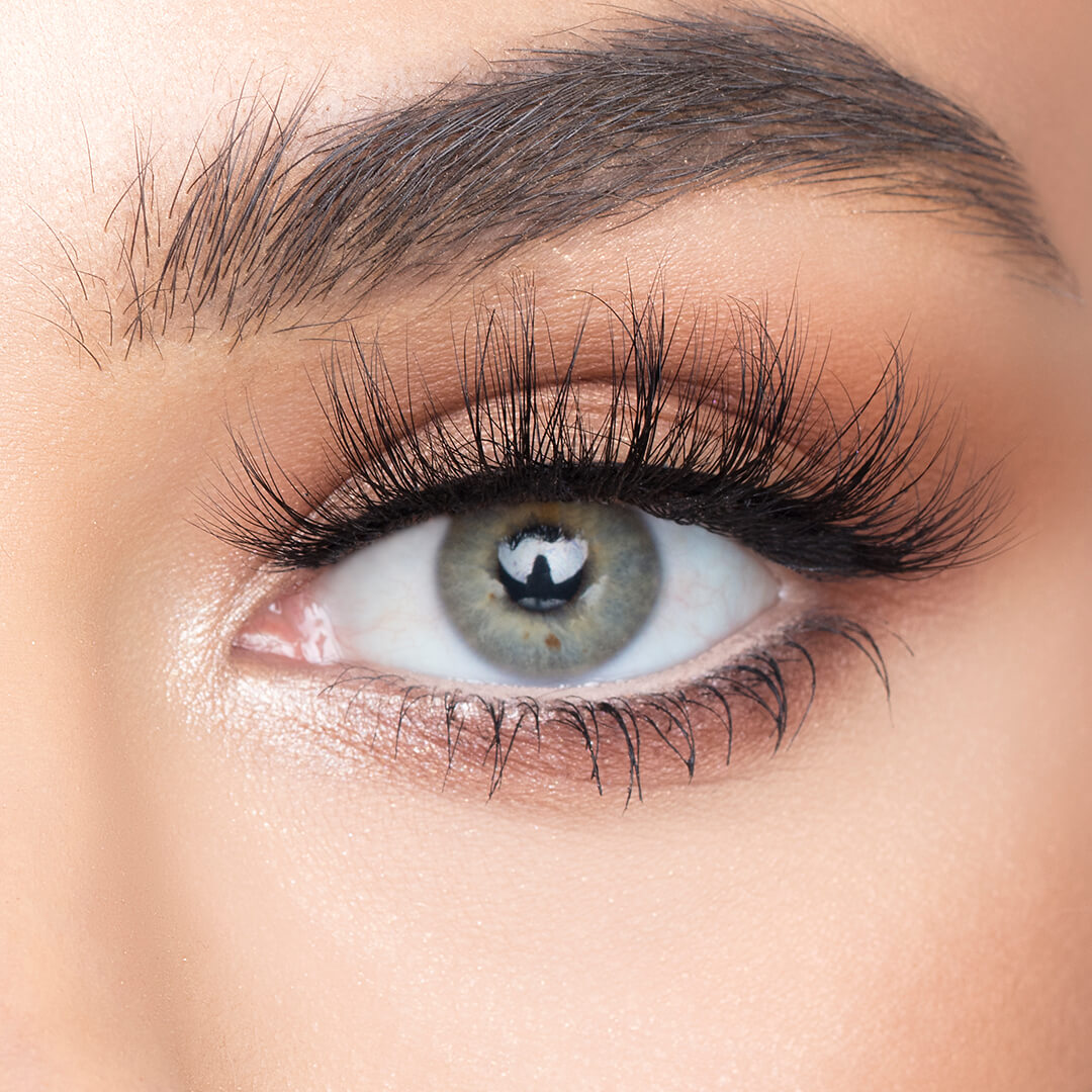 Detaliu completat de volumul spectaculos al genelor false 'Rolling Stone' de la Mink Lash.