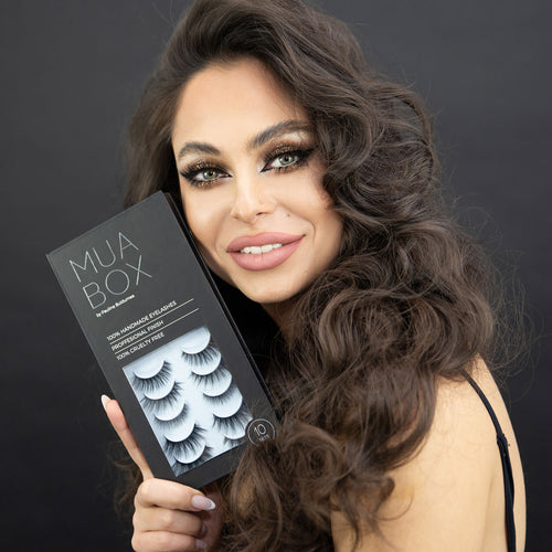 Kitul profesional MUA BOX de la Mink Lash tinut in mana de model.